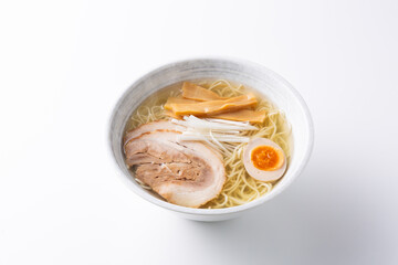 白背景に塩ラーメン