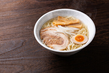 テーブルの上の塩ラーメン