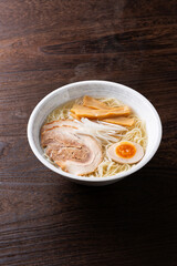 テーブルの上の塩ラーメン