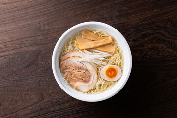 真上から見た塩ラーメン