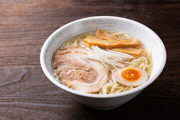 テーブルの上の塩ラーメン
