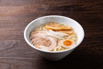 テーブルの上の塩ラーメン