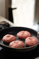 調理中のハンバーグ