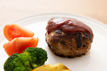 白いお皿に盛られた日本のハンバーグ