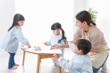 幼稚園の先生と児童