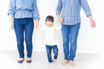 仲良しの子供と母とおばあさん