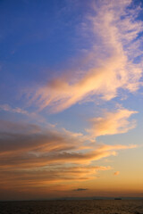 【新舞子】オレンジ色に染まる海上の雲