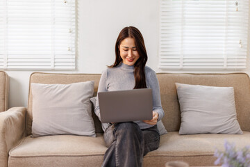 Naklejka premium Beautiful freelancer happy asian thai lady working on laptop and planning and online at home 