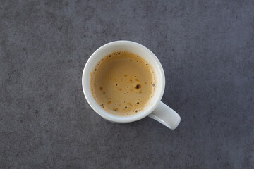 淹れたてのコーヒーが入ったマグカップを、真上から俯瞰した画像
