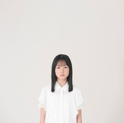 日本人の女の子の顔。スタジオ撮影白背景。