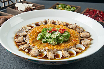 Minced meat cakes, steamed okra in clam soup