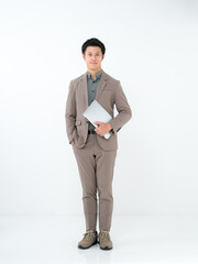 ビジネスマン　ノートパソコン