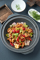 Stone pot roasted chicken thighs with garlic, bell pepper and onion