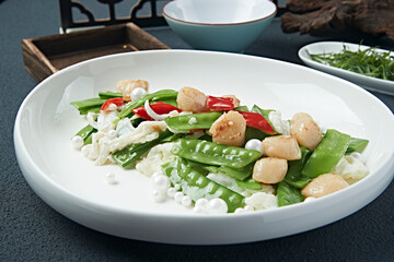 Braised scallops, scallops, and snow peas with pearl hibiscus and egg