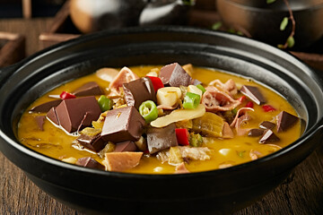 Claypot Sour Soup with Curd and Blood Wonton