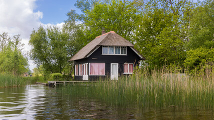 Obraz premium Thatched roof homes in the famous Giethoorn village in the Netherlands.