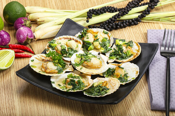 Grilled scallops with green onion