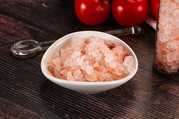 Rose pink Himalai salt in the bowl