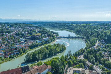Die Stadt Wasserburg am Inn im oberbayerischen Alpenvorland aus der Vogelperspektive