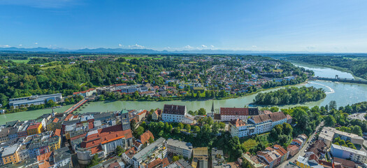 Ausblick auf die Altstadt von Wasserburg auf einer Halbinsel am Inn im Sommer