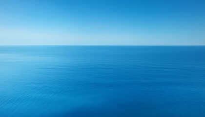 Obraz premium Smooth gradient: deep blue to light teal evokes ocean tranquility. Calming & fluid color wash. Ideal for serene backgrounds & ocean-themed designs.