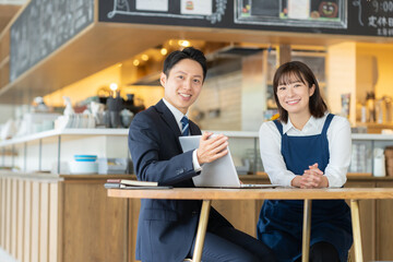 カフェ店員と商談をするビジネスマン