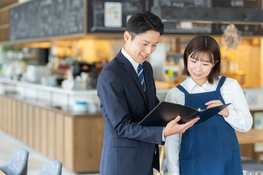 カフェ店員と商談をするビジネスマン