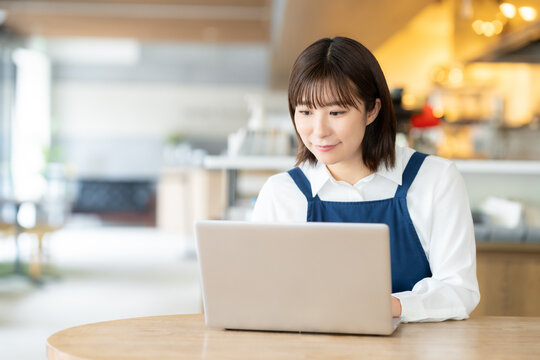 カフェで働く女性の店員
