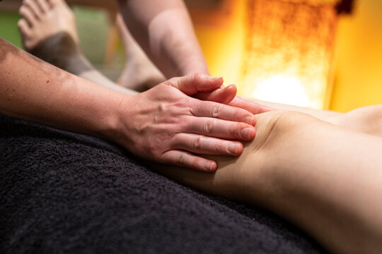 Gros plan main soin en institut vernis ongles &eacute;pilation massage