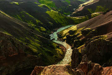 Obraz premium Dramatic green valleys and winding river in Icelandic highlands