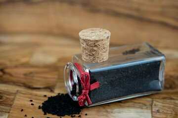 Schwarzkümmel Nigella sativa auf Olivenholz