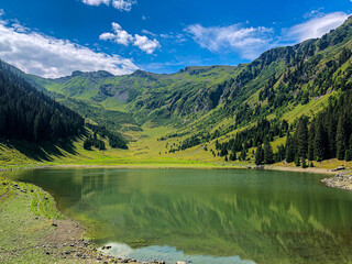 Le lac de Gers (Samoëns) en été