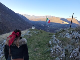 Ragazza che guarda bandiera italiana