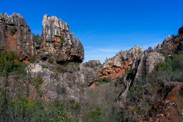sendero del cerro del Hierro en el parque natural de la sierra Norte de Sevilla, Andalucía	