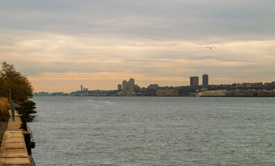 Río Hudson al atardecer en un día nublado de otoño desde Nueva York. Vistas de New Jersey desde el Hudson River Greenway en Manhattan.