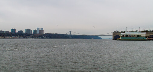 George Washington Bridge que cruza el río Hudson en New Jersey, USA. Río Hudson al atardecer en un día nublado de otoño desde Nueva York.