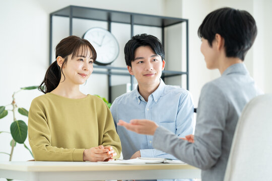 プランナーに相談する若い夫婦