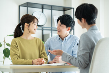 プランナーに相談する若い夫婦