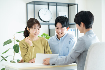 Fototapeta premium プランナーに相談する若い夫婦