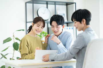 プランナーに相談する若い夫婦