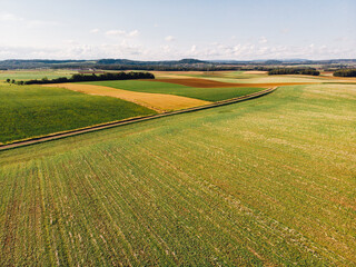 Vue aérienne d'une route dans la campagne traversant les prés et les champs. Paysage rural français. France rurale. La campagne en été. col du poirier Vosges