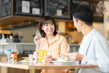カフェでデートをするカップル