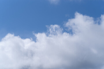 見上げると綺麗な青い空	