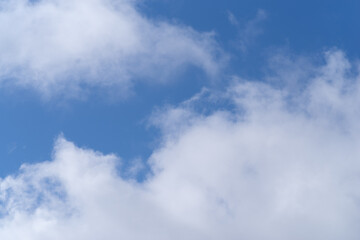 見上げると綺麗な青い空	