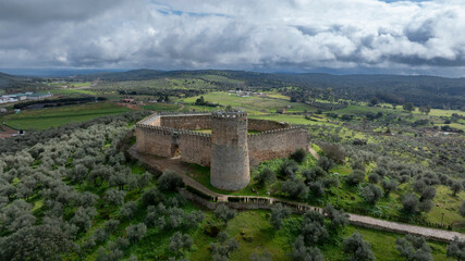 Fototapeta premium Castillo de Alanís en la provincia de Sevilla, Andalucía
