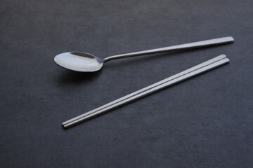 韓国スタイルの、ステンレス製の食器。スプーンの「スッカラ」と、お箸の「チョッカラ」
