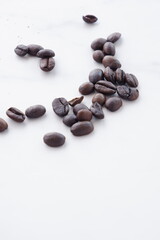 焙煎したばかりで香りのよいコーヒー豆

