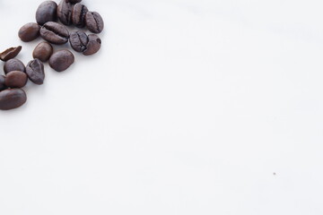 焙煎したばかりで香りのよいコーヒー豆
