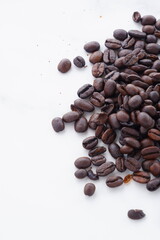 焙煎したばかりで香りのよいコーヒー豆
