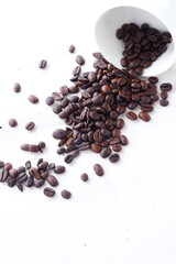 コーヒーを飲むマグカップと、焙煎したコーヒー豆
